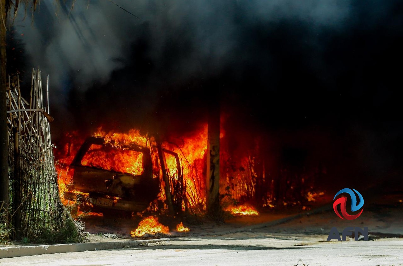 Fuerte incendio en yonke de Ensenada consume decenas de vehículos
