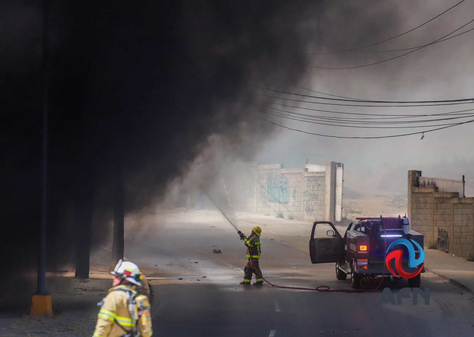 Fuerte incendio en yonke de Ensenada consume decenas de vehículos