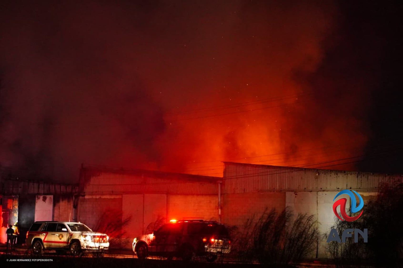 Bomberos combaten por 12 horas un incendio en almacenes de Mexicali 