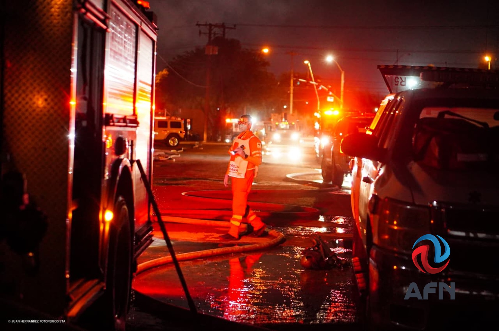 Bomberos combaten por 12 horas un incendio en almacenes de Mexicali 