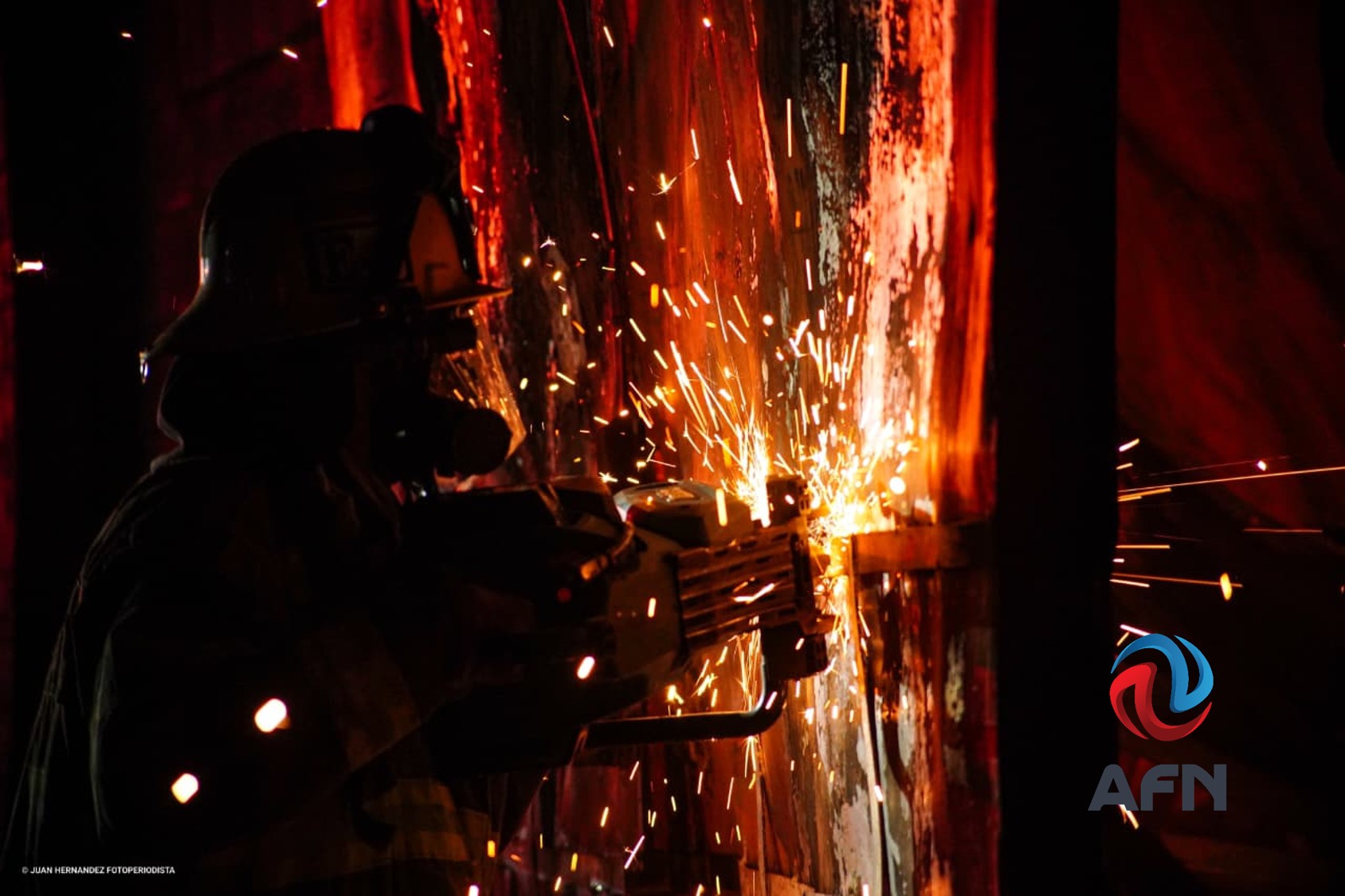 Bomberos combaten por 12 horas un incendio en almacenes de Mexicali 