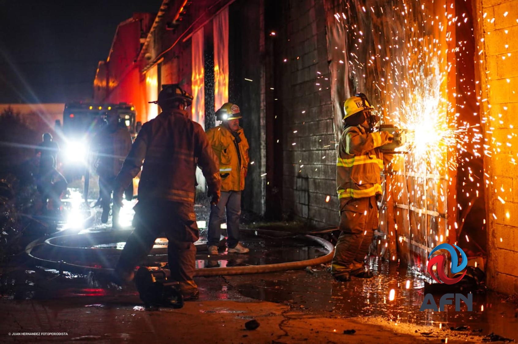 Bomberos combaten por 12 horas un incendio en almacenes de Mexicali 