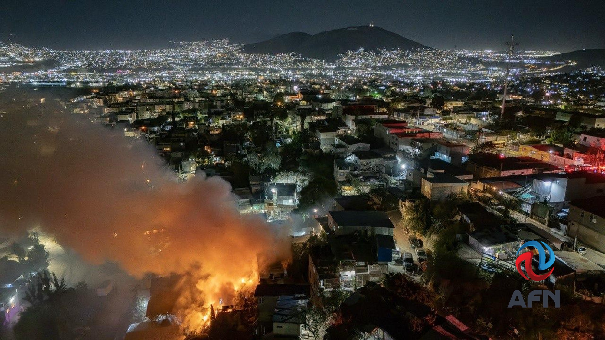 Fuerte incendio destruyó dos viviendas de madera en la colonia Reforma