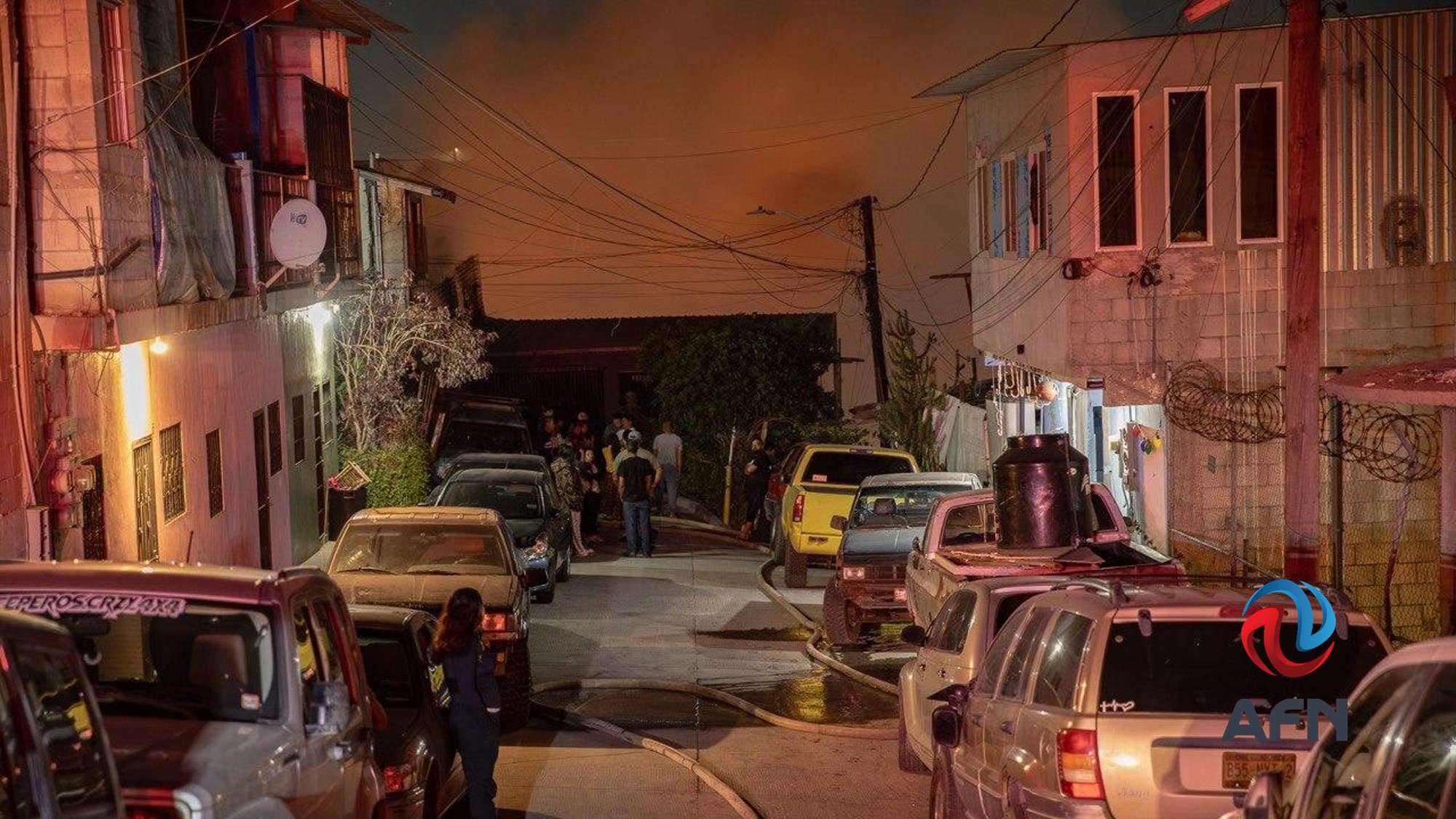 Fuerte incendio destruyó dos viviendas de madera en la colonia Reforma