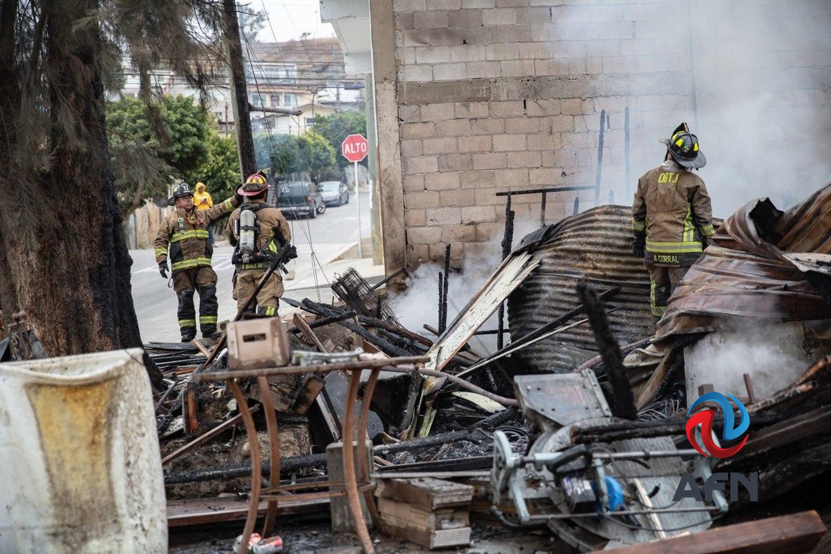 Fuerte incendio destruyó una vivienda en la colonia San Ángel
