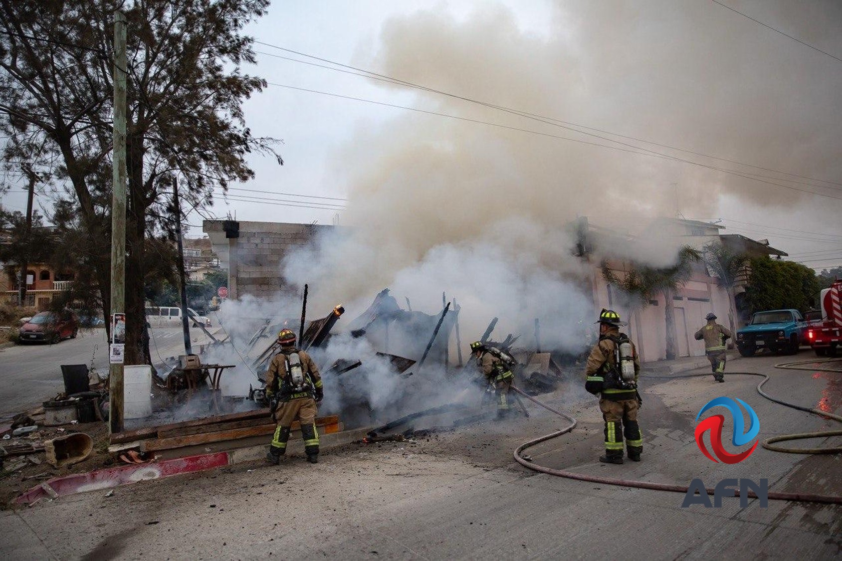 Fuerte incendio destruyó una vivienda en la colonia San Ángel