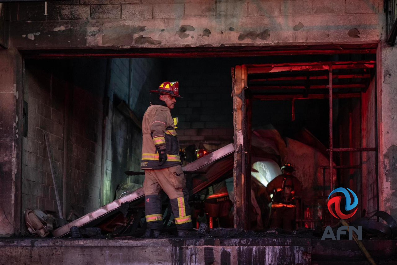 Incendio consumió dos bodegas de la Plaza de Abastos Los Álamos