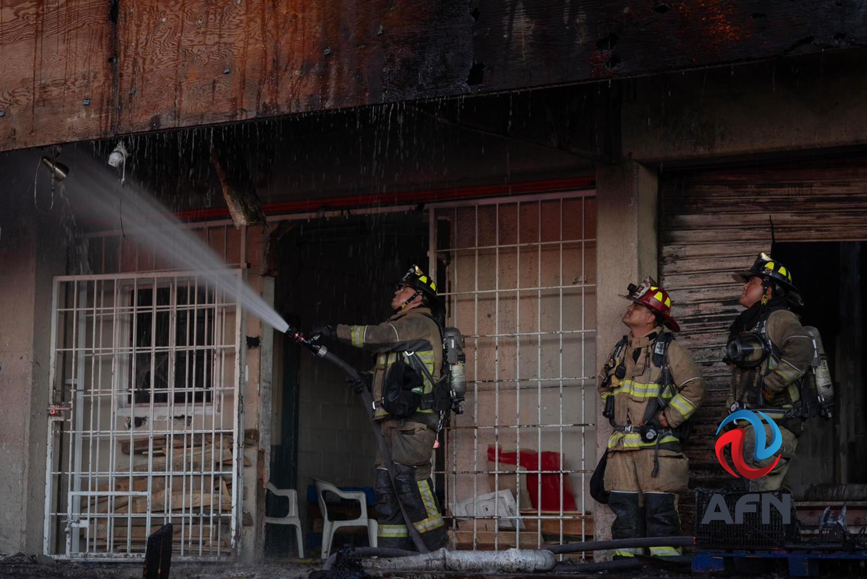 Incendio consumió dos bodegas de la Plaza de Abastos Los Álamos
