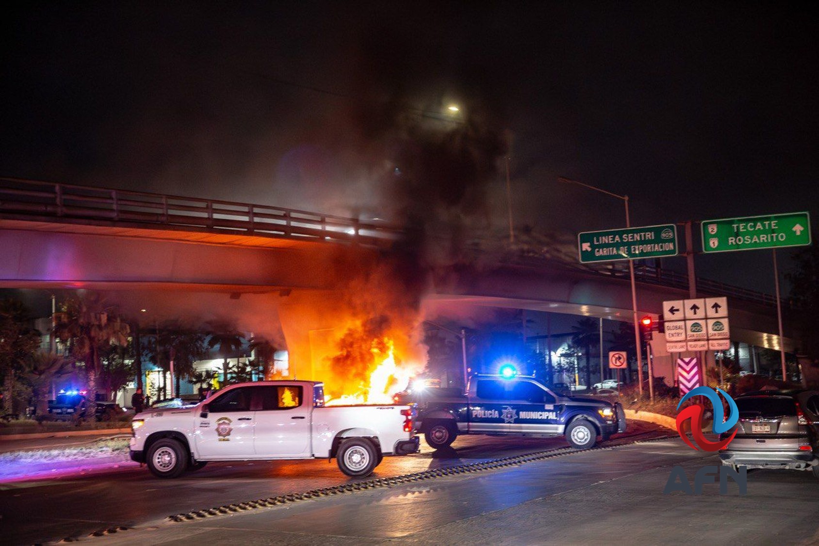 Fuerte choque e incendio en Otay deja a una pareja gravemente herida