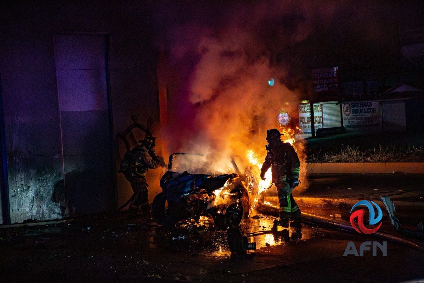 Fuerte choque e incendio en Otay deja a una pareja gravemente herida