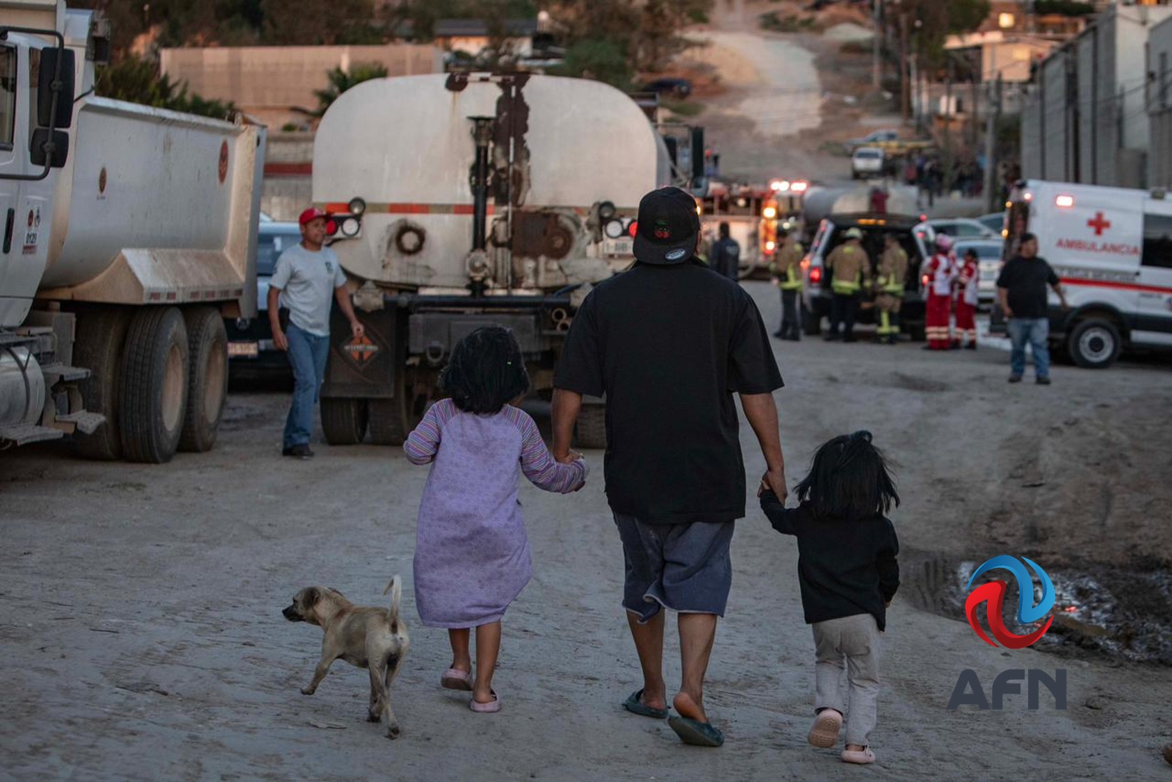 Fuerte incendio consume fábrica de tarimas en el Ejido Ojo de Agua