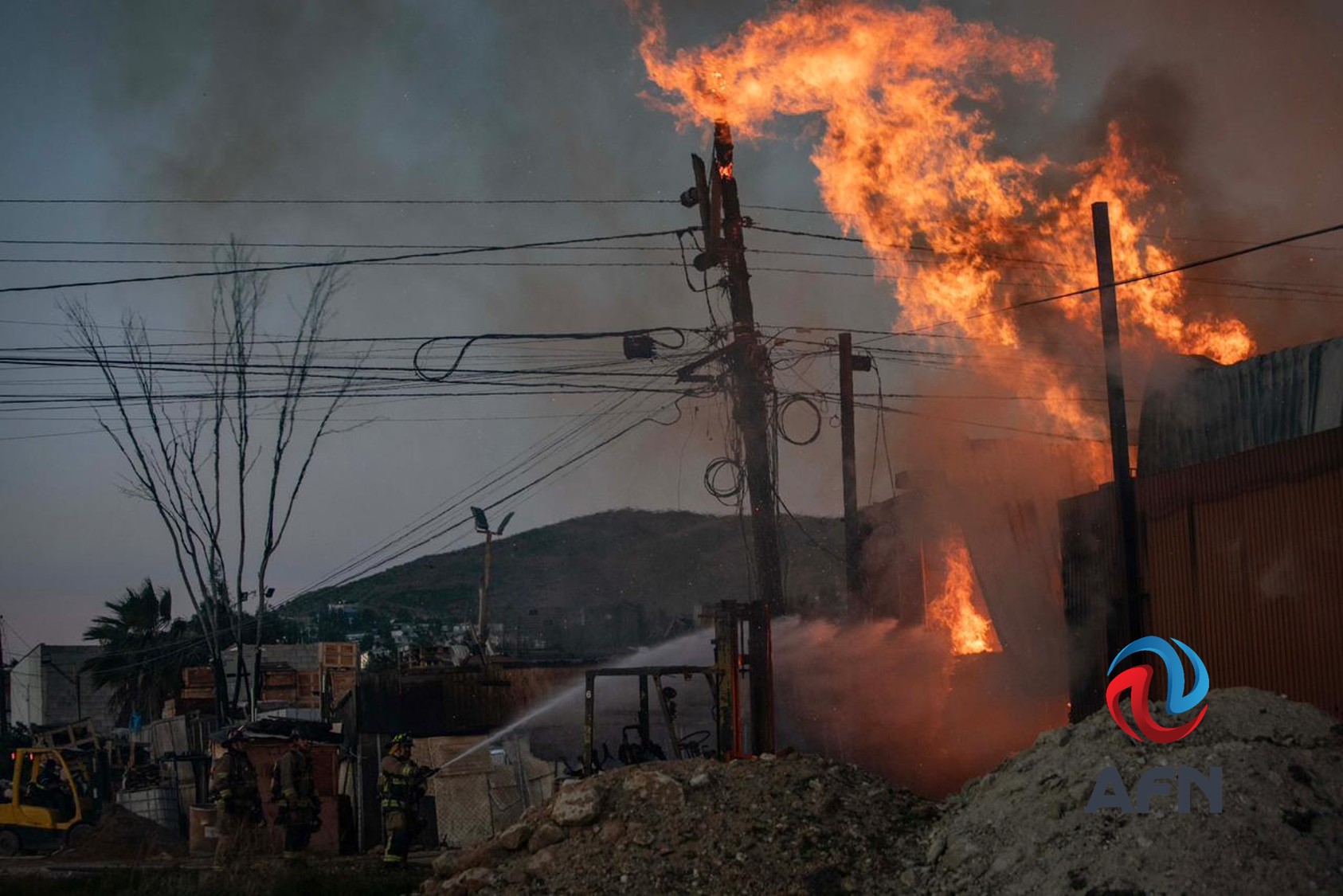 Fuerte incendio consume fábrica de tarimas en el Ejido Ojo de Agua