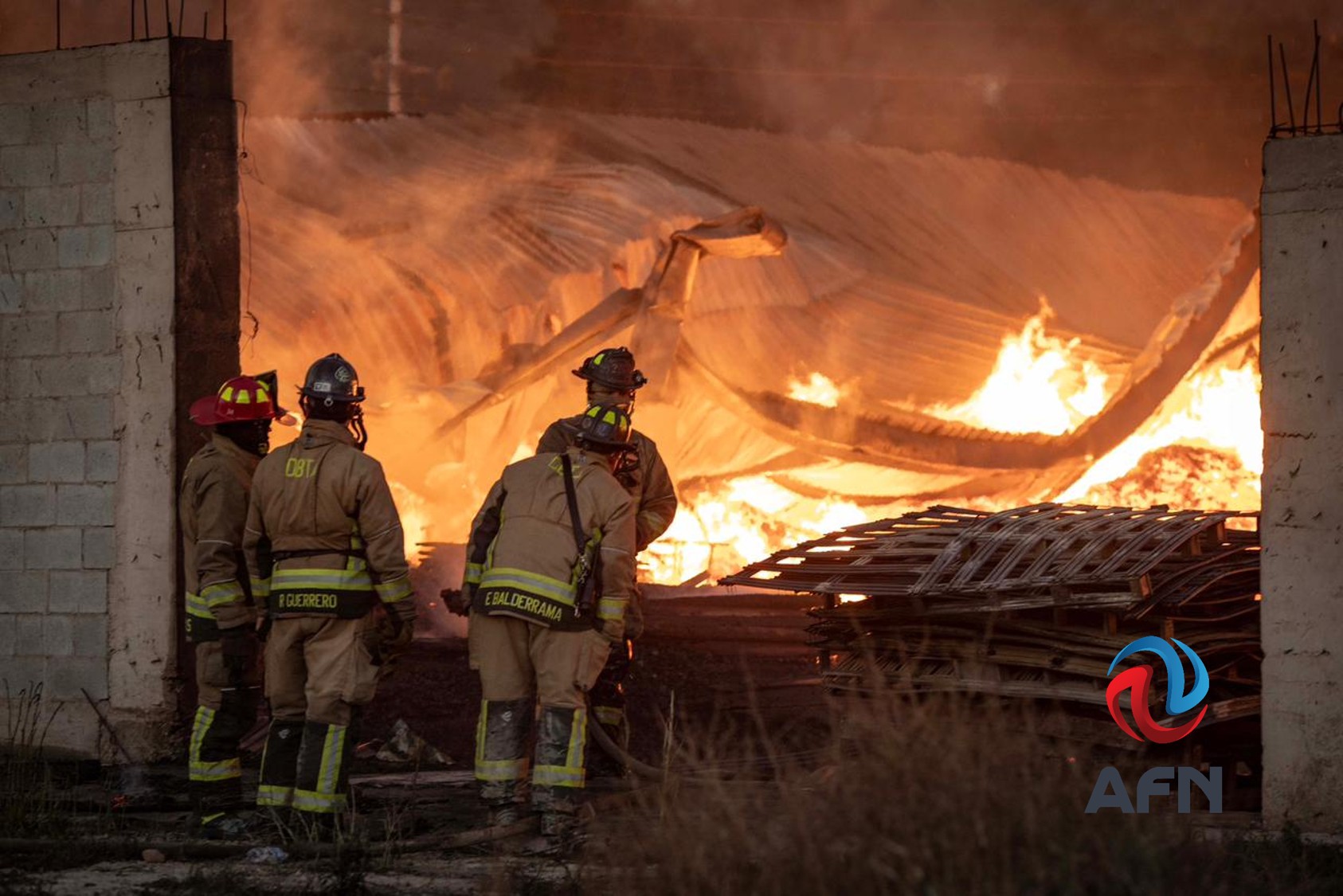 Fuerte incendio consume fábrica de tarimas en el Ejido Ojo de Agua