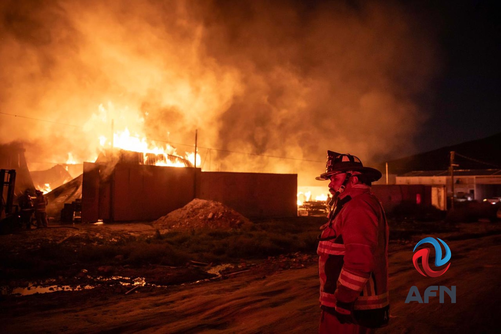 Fuerte incendio consume fábrica de tarimas en el Ejido Ojo de Agua