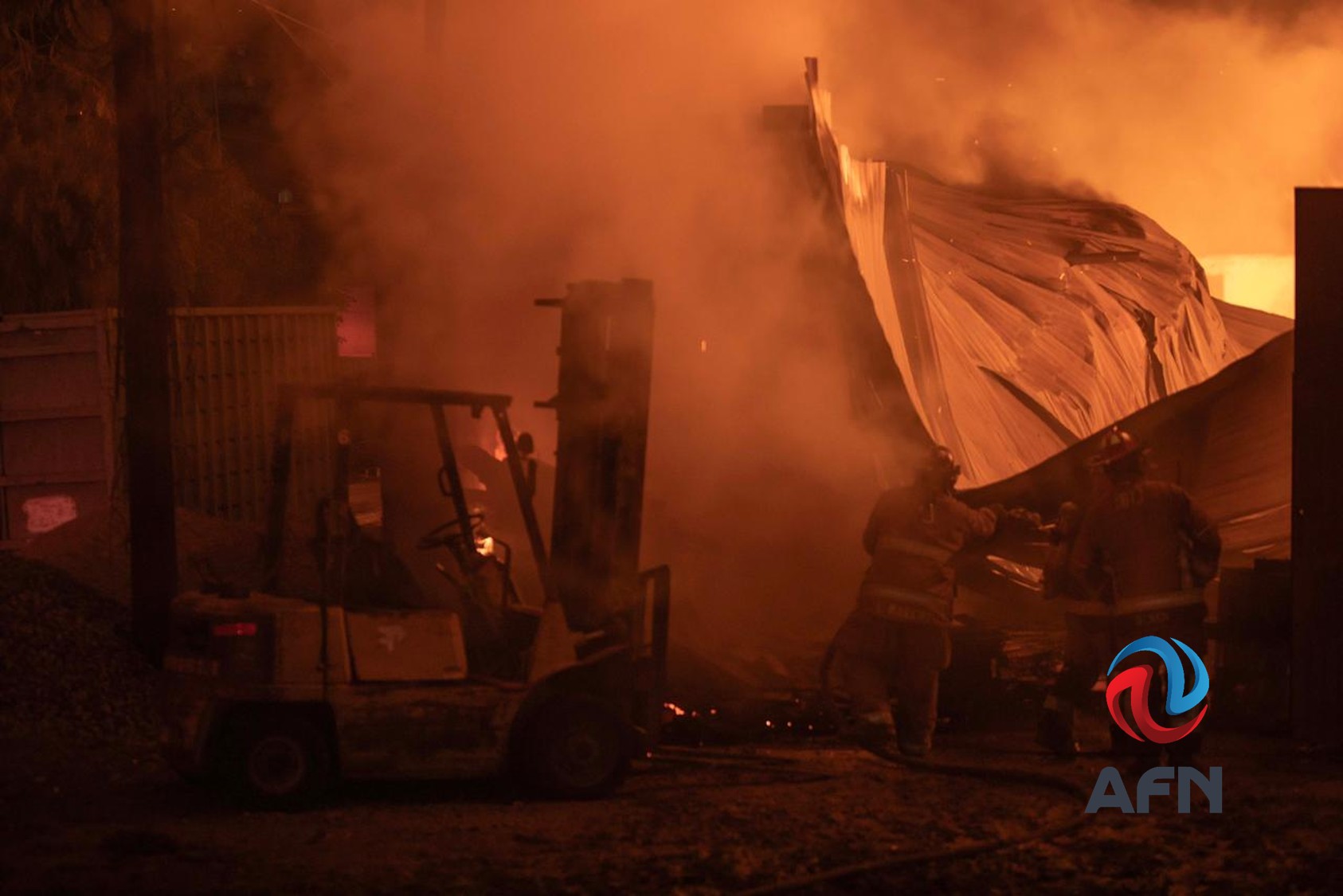 Fuerte incendio consume fábrica de tarimas en el Ejido Ojo de Agua