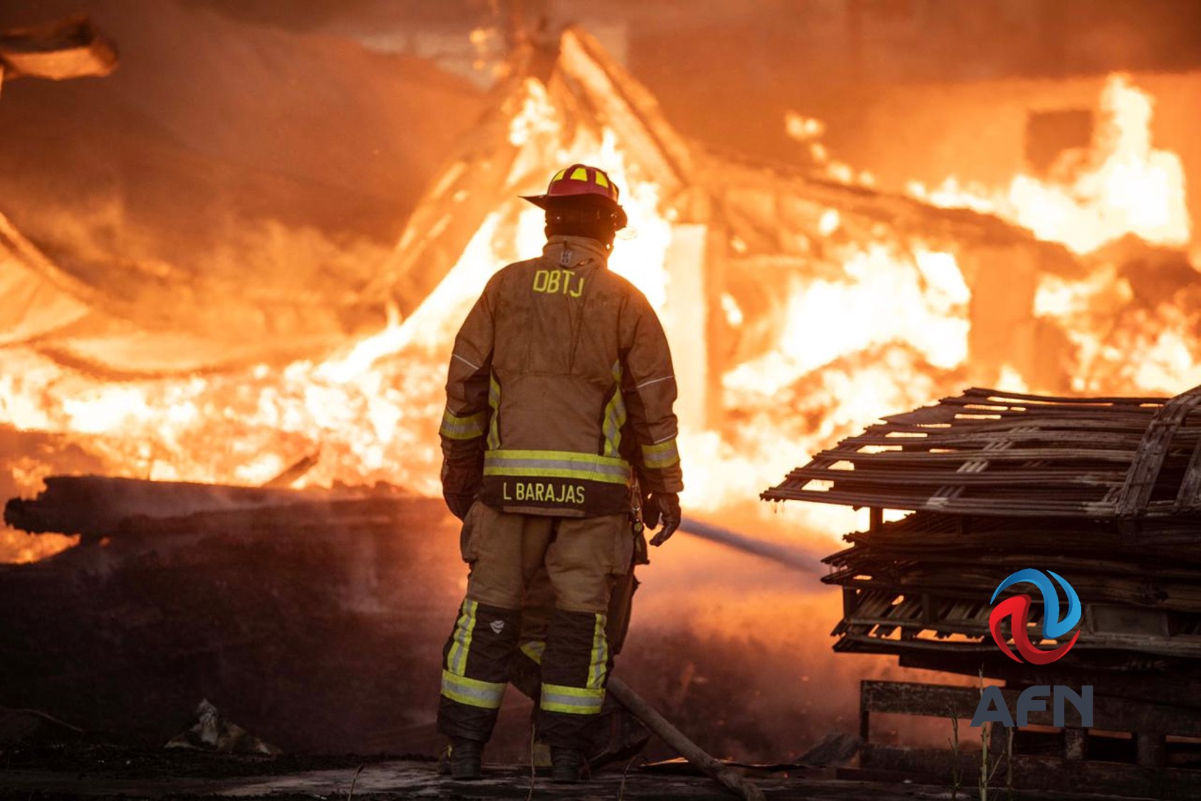 Fuerte incendio consume fábrica de tarimas en el Ejido Ojo de Agua