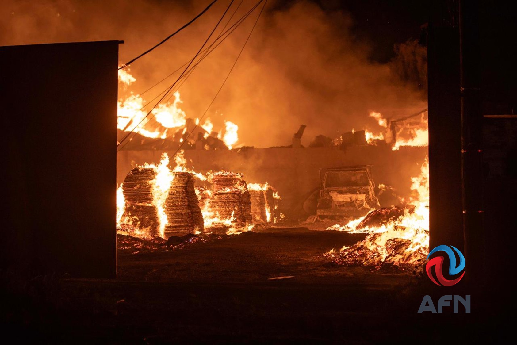 Fuerte incendio consume fábrica de tarimas en el Ejido Ojo de Agua