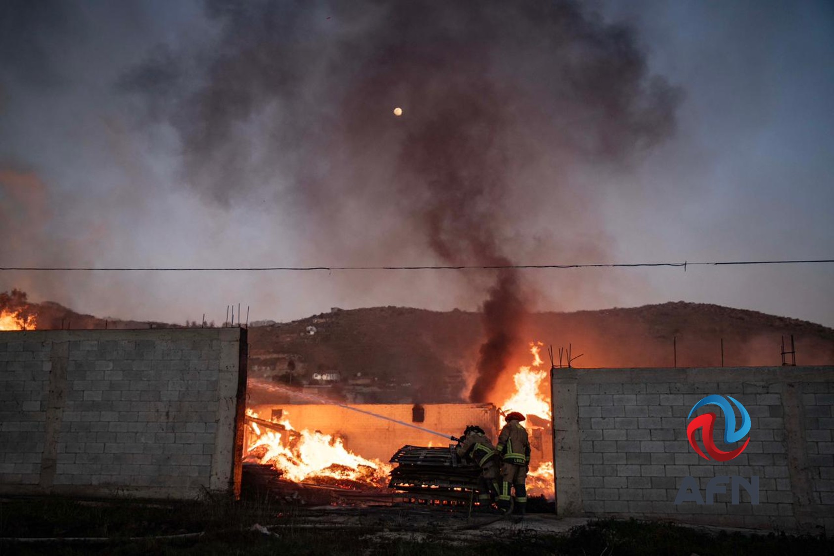 Fuerte incendio consume fábrica de tarimas en el Ejido Ojo de Agua