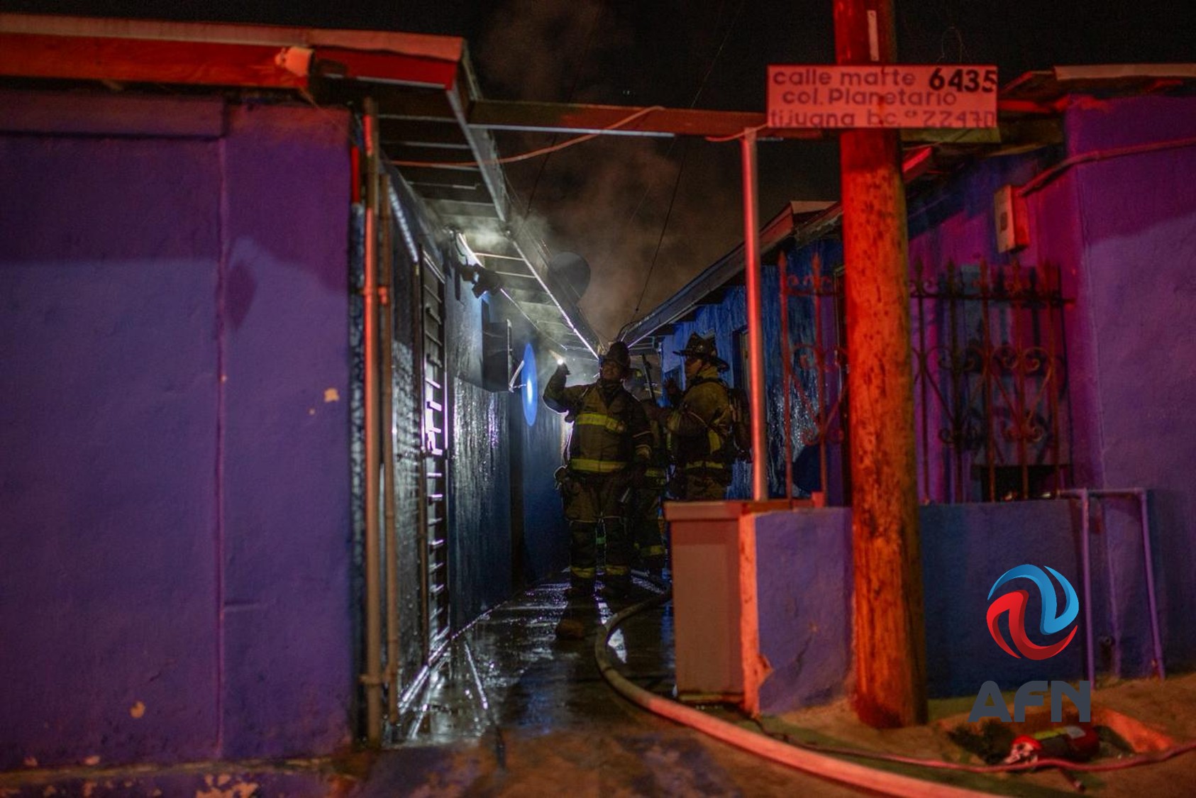 Incendio en camión de pasajeros se propagó a una cuartería; no hubo lesionados