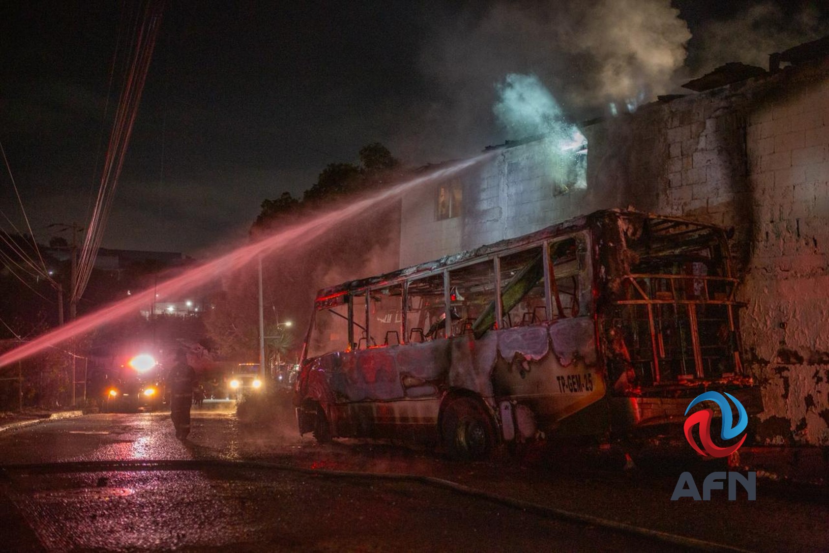 Incendio en camión de pasajeros se propagó a una cuartería; no hubo lesionados