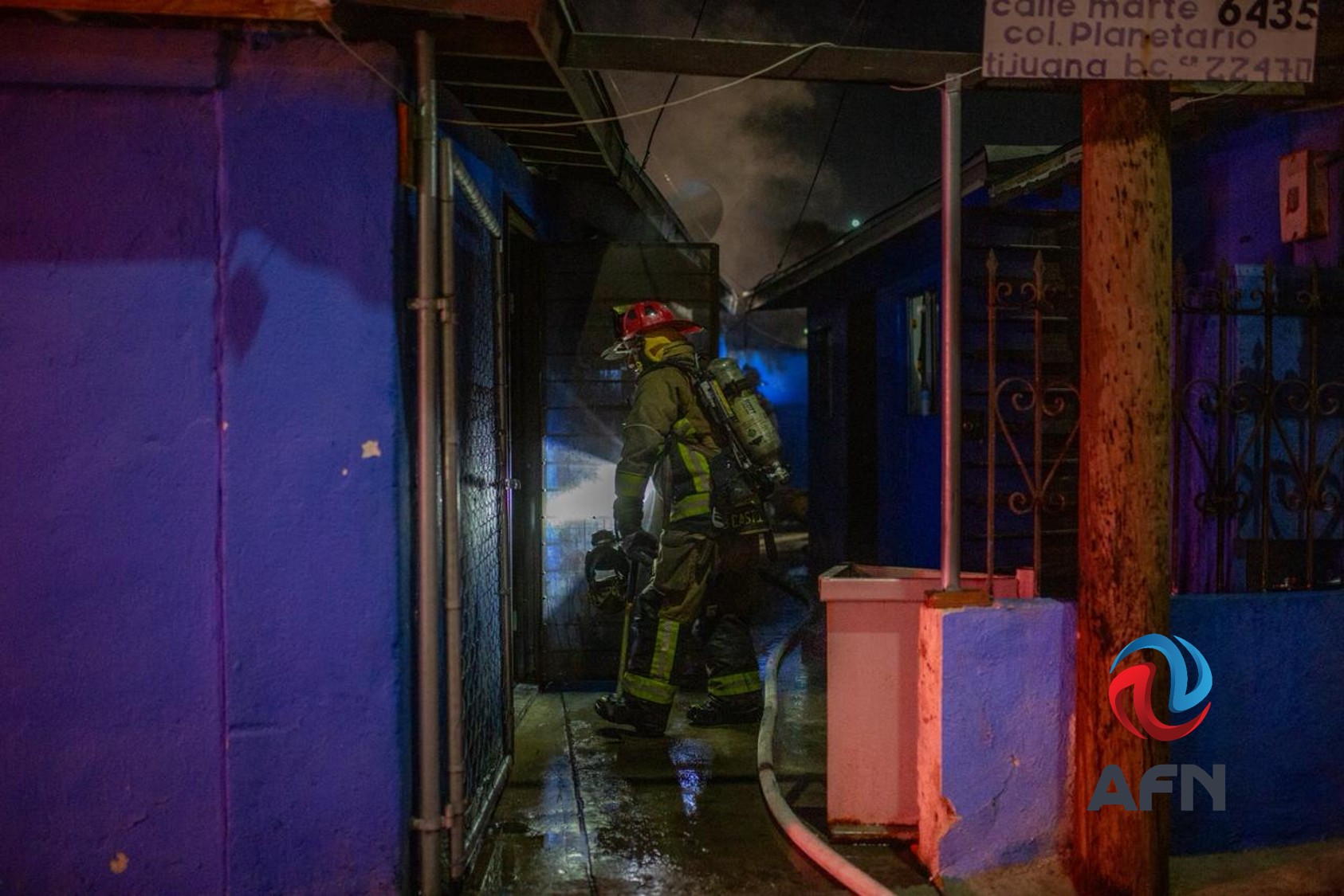 Incendio en camión de pasajeros se propagó a una cuartería; no hubo lesionados