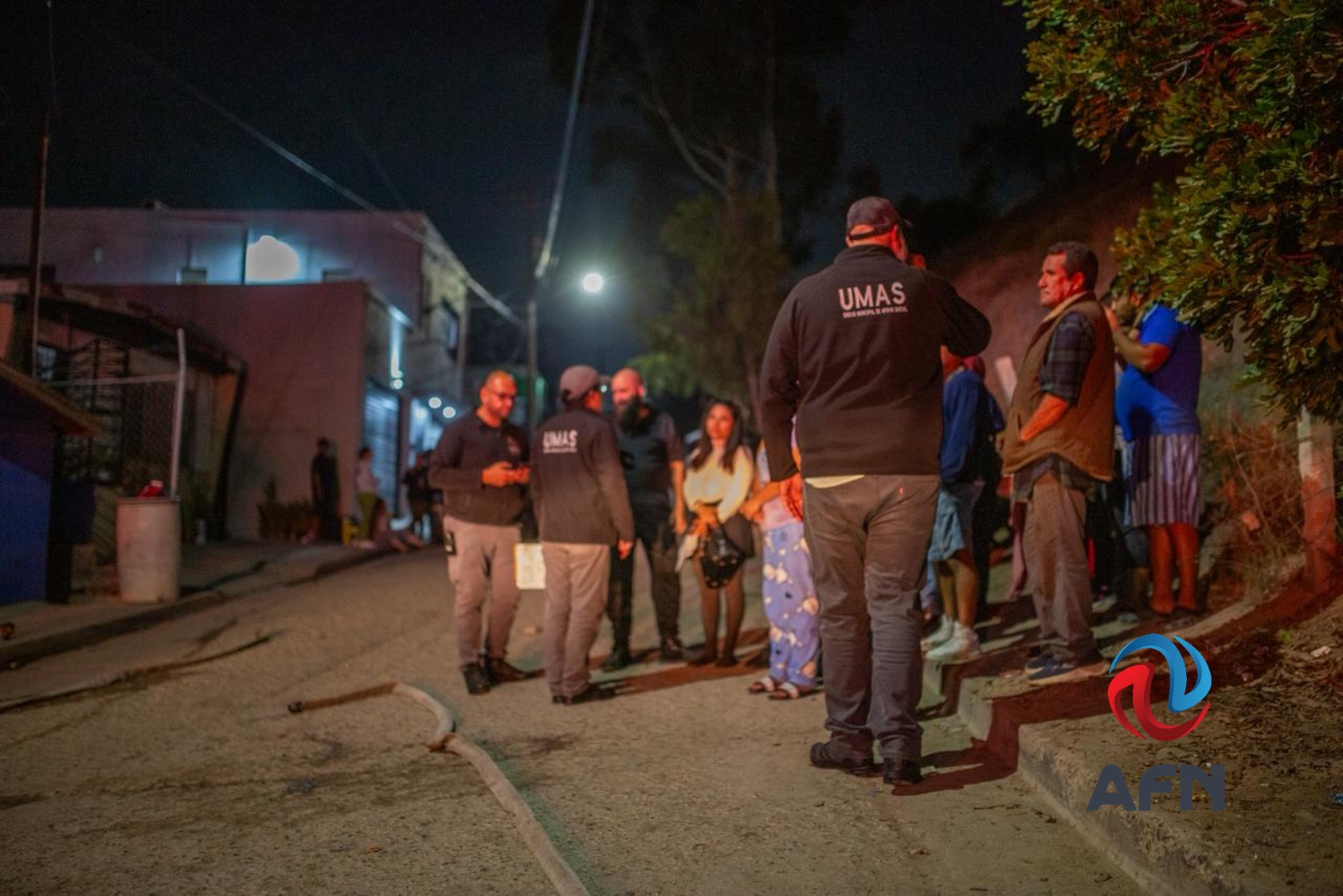 Incendio en camión de pasajeros se propagó a una cuartería; no hubo lesionados