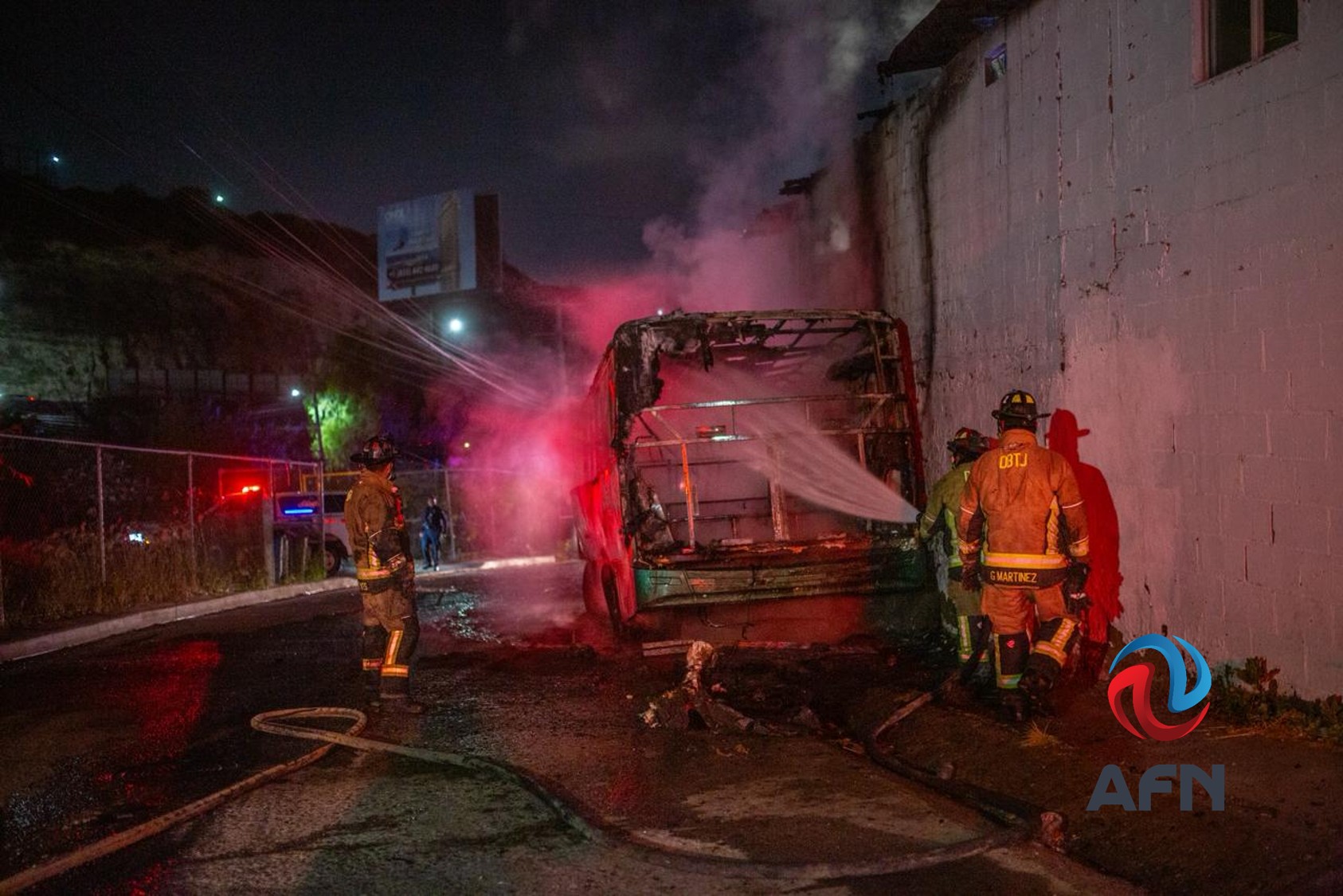 Incendio en camión de pasajeros se propagó a una cuartería; no hubo lesionados