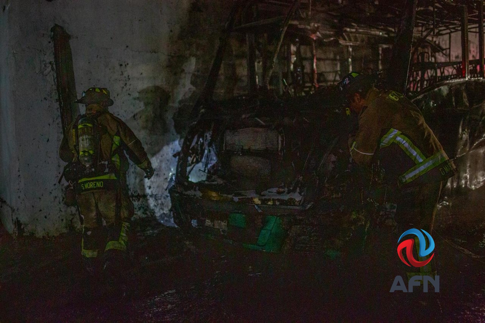 Incendio en camión de pasajeros se propagó a una cuartería; no hubo lesionados
