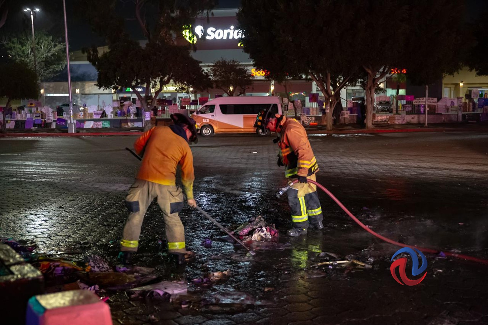 Se incendia un carro, con cartulinas que prendieron mujeres en el Río 