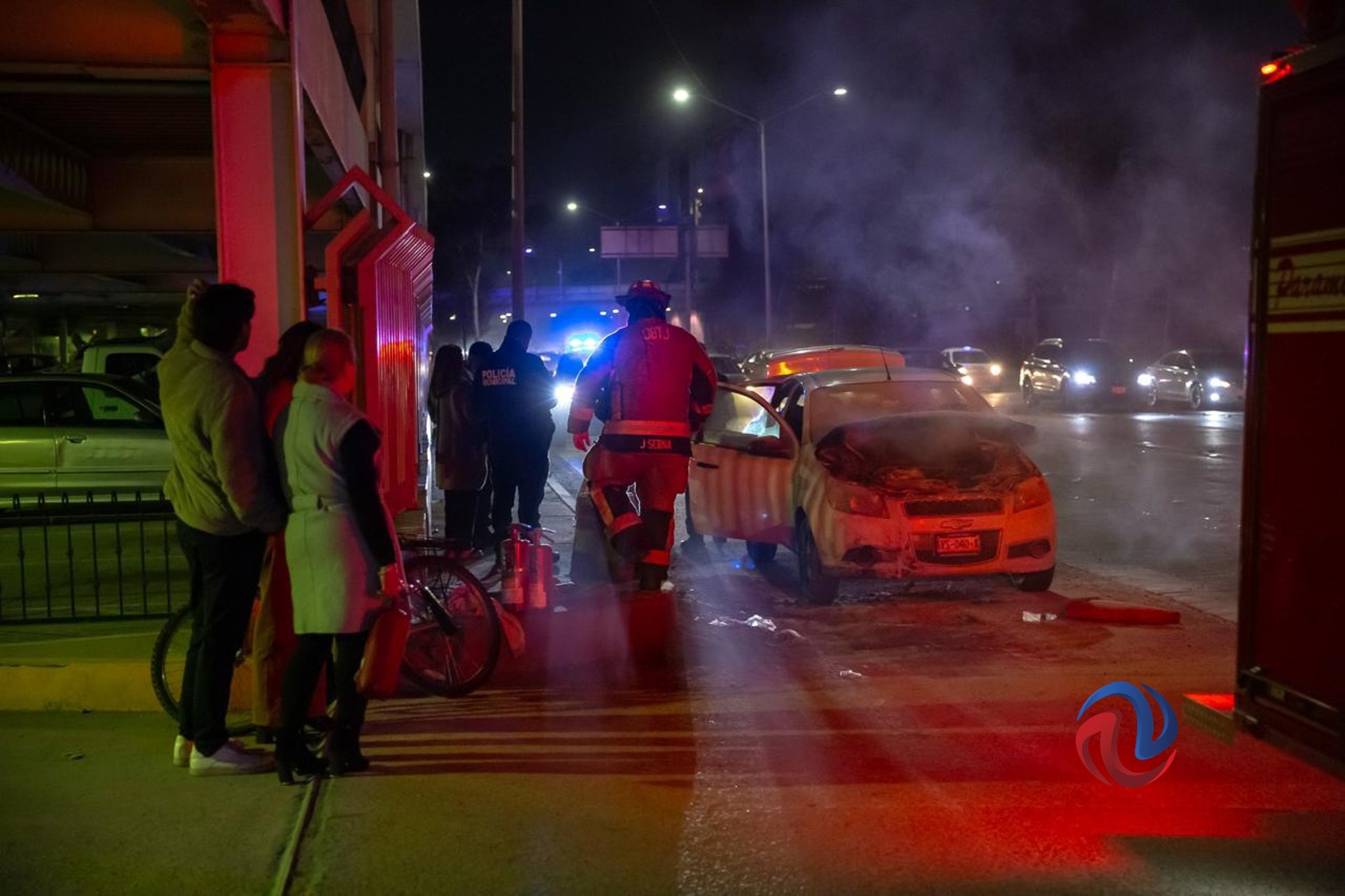 Se incendia un carro, con cartulinas que prendieron mujeres en el Río 