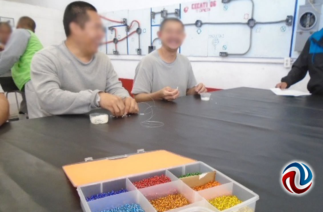 Internos reciben curso sobre elaboración de manualidades