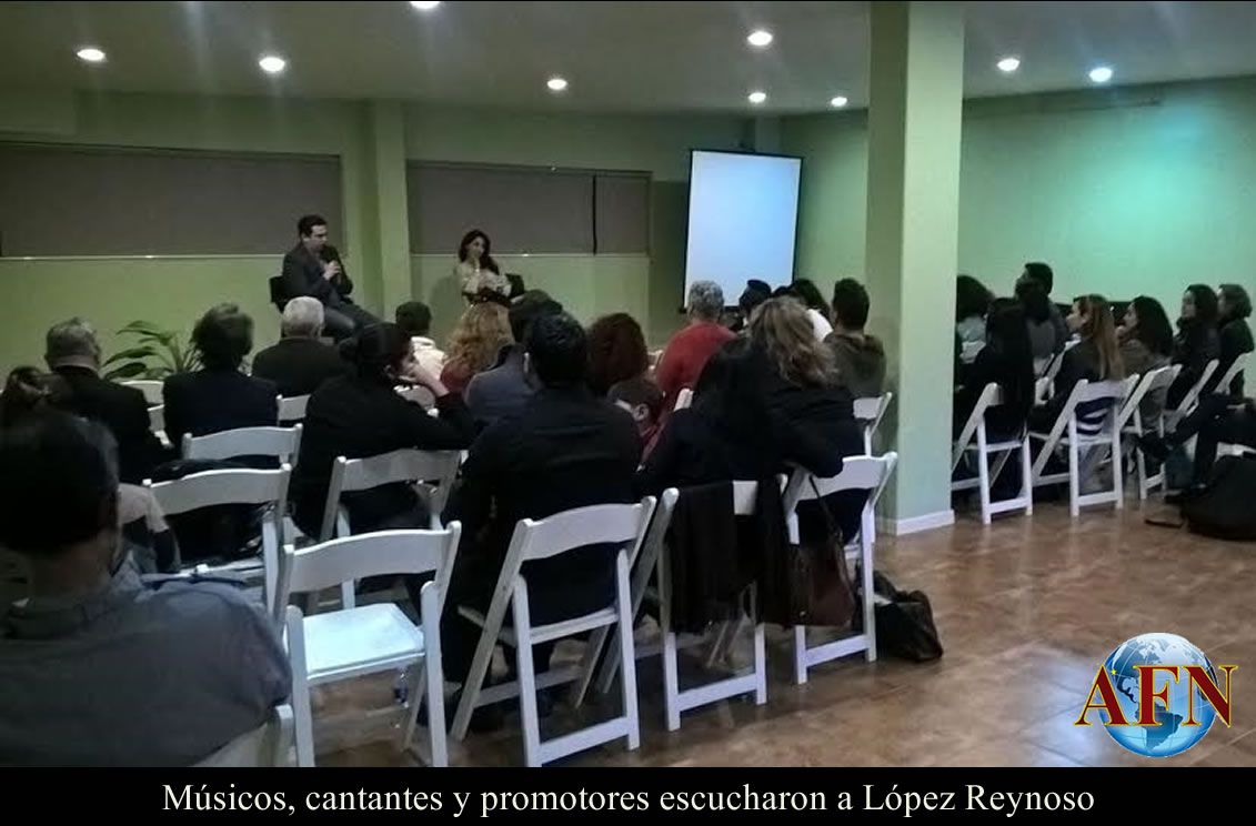 Famoso director, con músicos de Tijuana