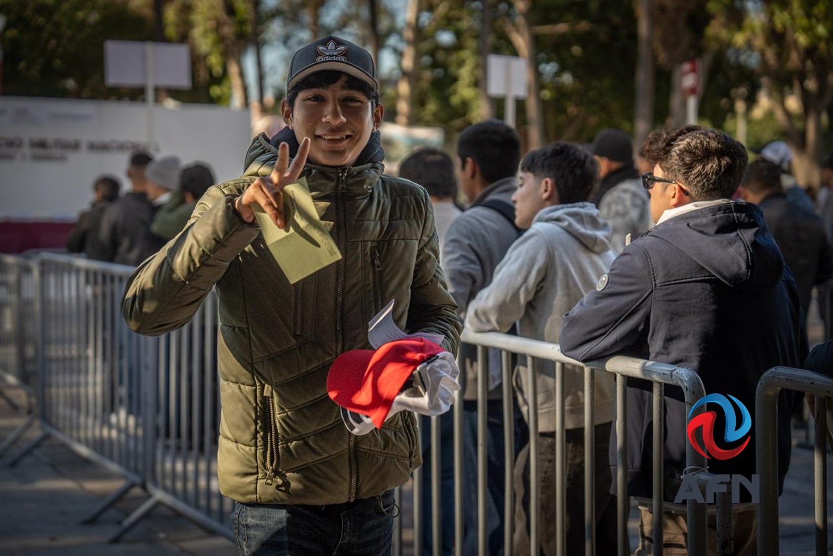 Asisten jóvenes al sorteo del Servicio Militar