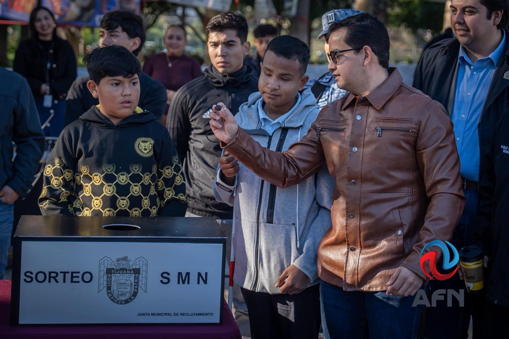 Asisten jóvenes al sorteo del Servicio Militar