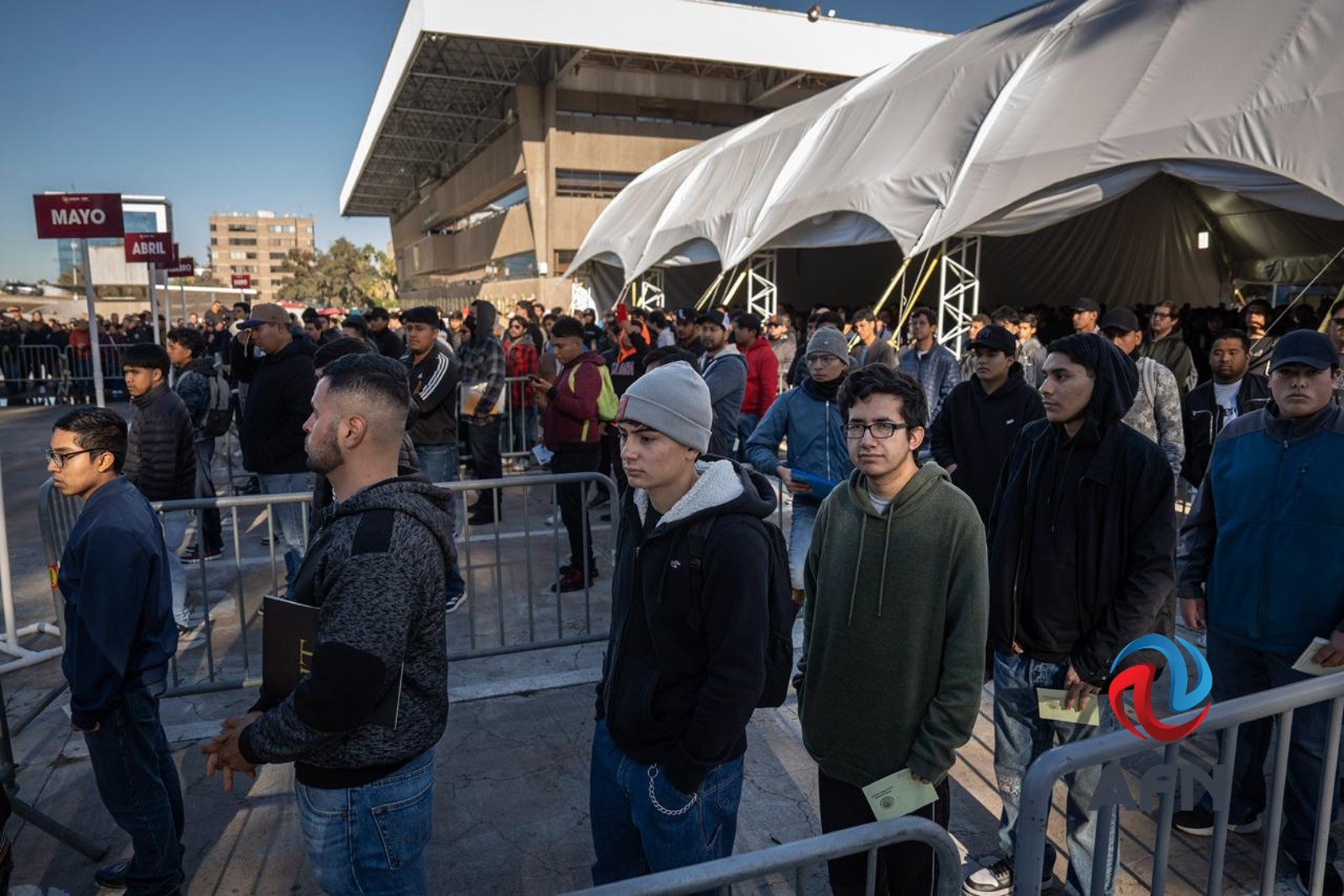 Asisten jóvenes al sorteo del Servicio Militar