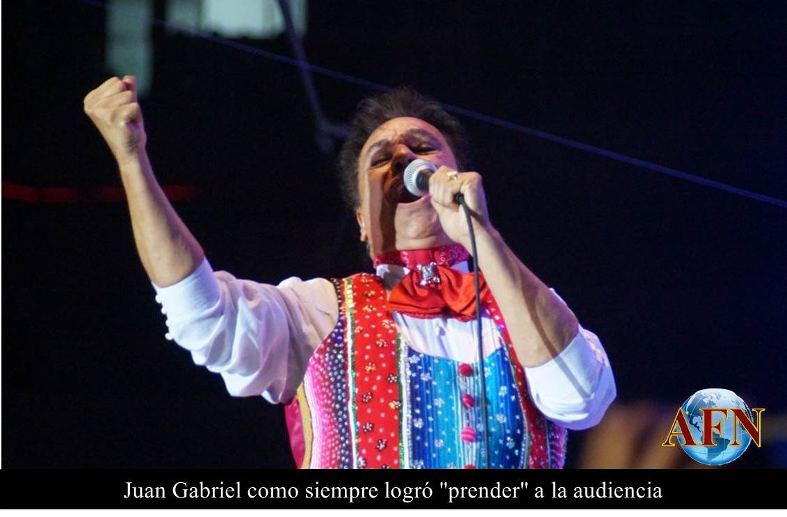 Juan Gabriel le canta a La mera, mera