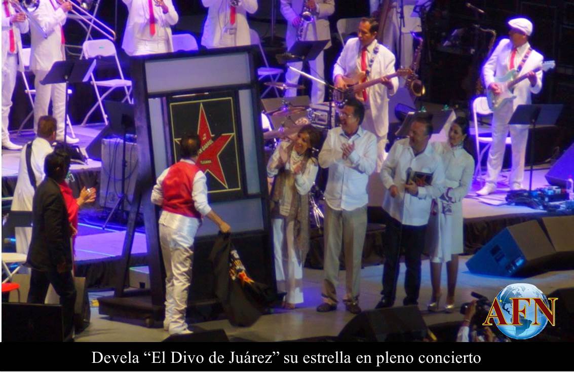 Juan Gabriel le canta a La mera, mera