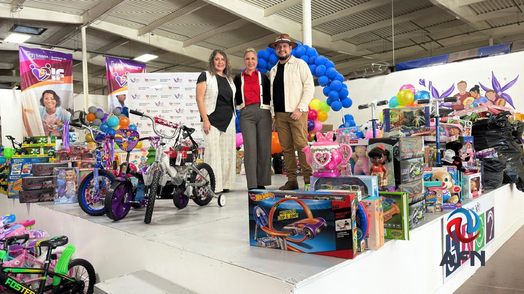 Entregan juguetes recolectados en el Ence Radio 2025