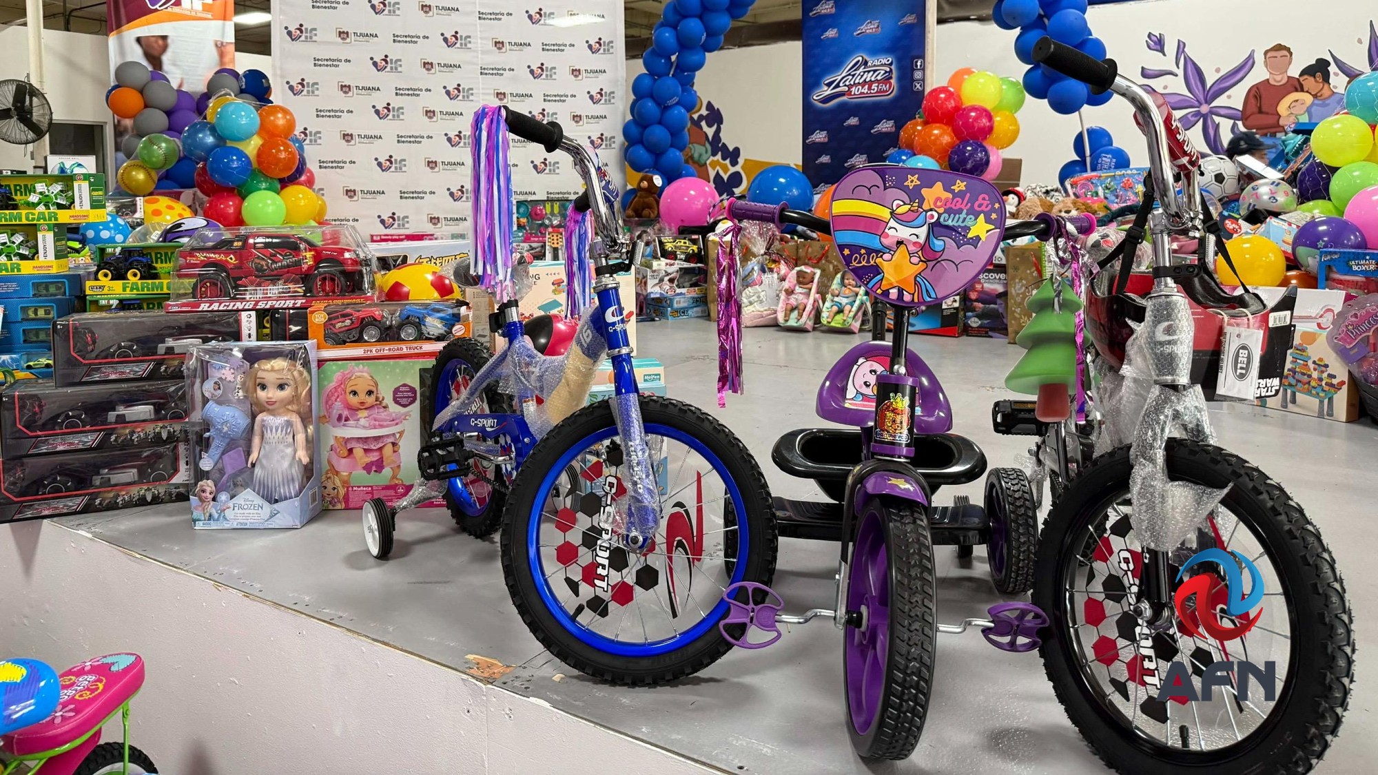 Entregan juguetes recolectados en el Ence Radio 2025