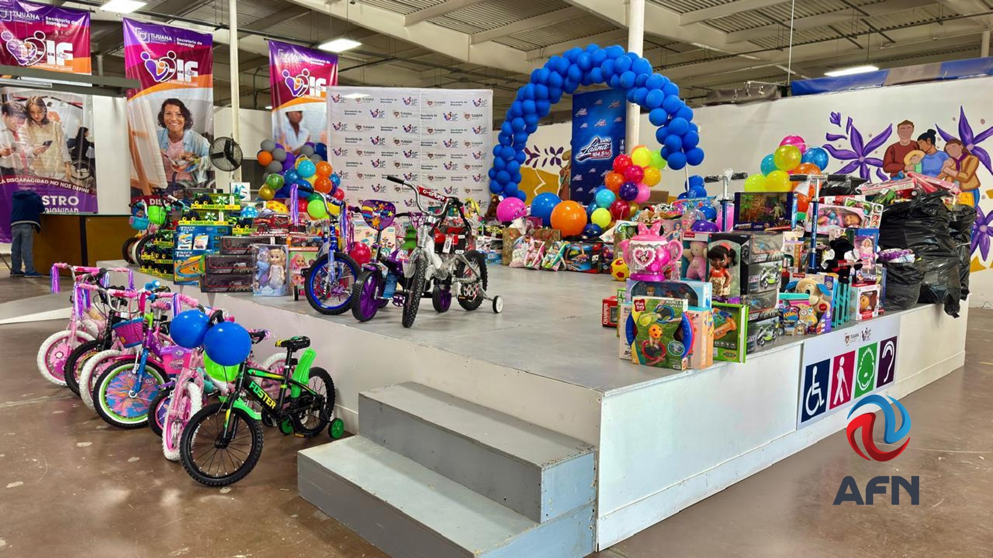 Entregan juguetes recolectados en el Ence Radio 2025