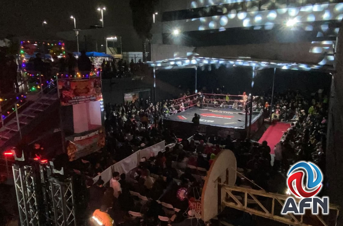 Lucha y posada reúne a familias tijuanenses en el auditorio municipal