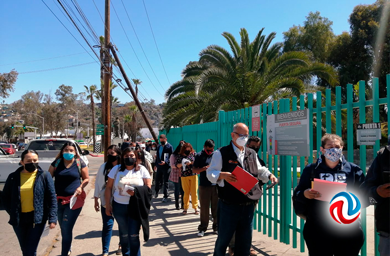 Vacunan a más de 20 mil profesores en un día 