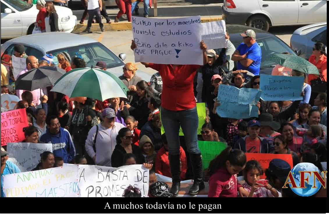 Maestros y padres de familia se manifiestan
