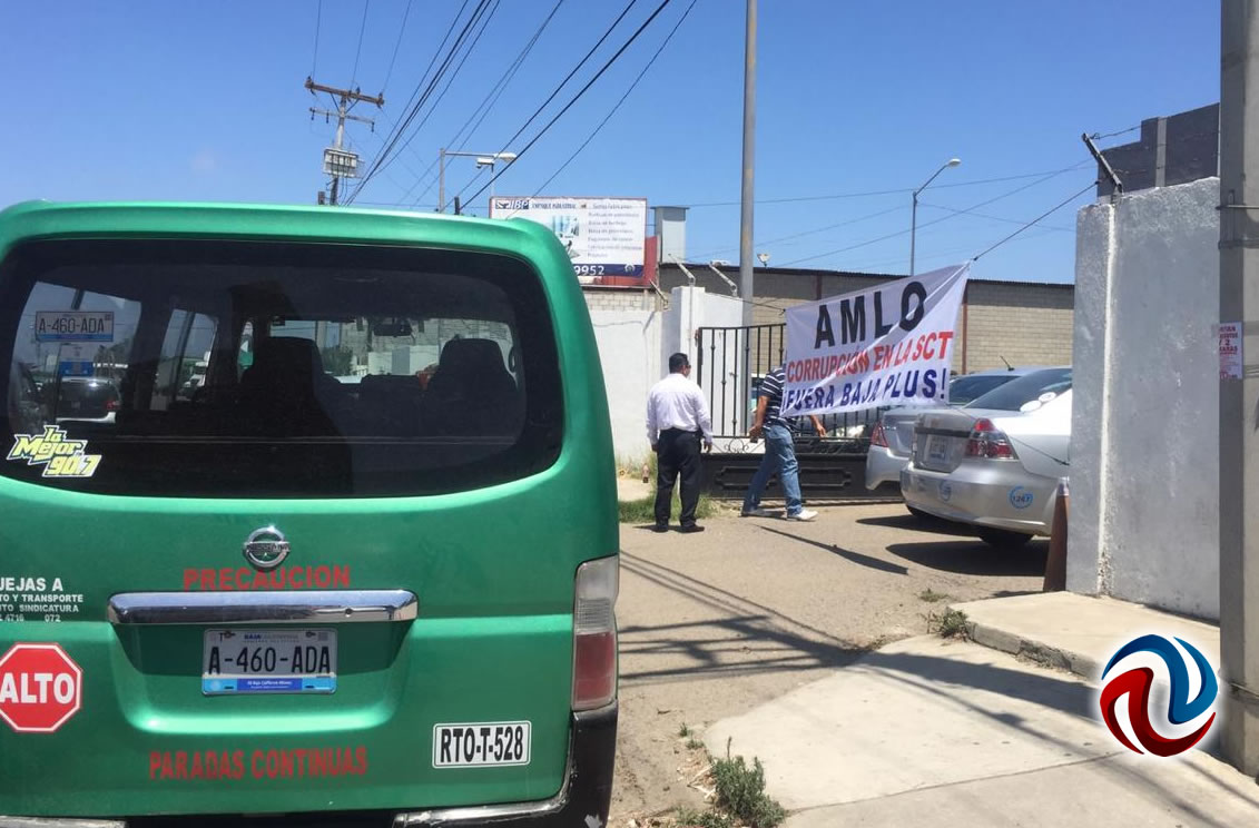 Se manifiestan transportistas en la SCT de Tijuana