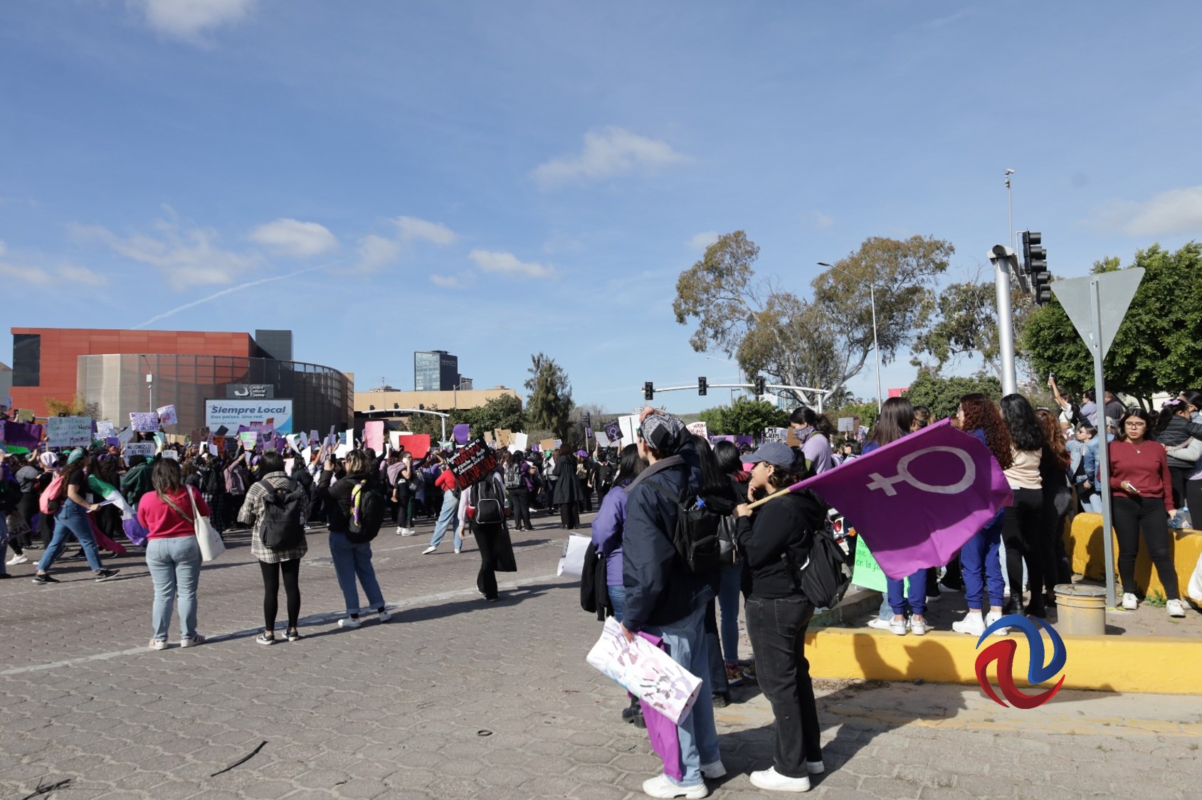 Entre cánticos y destrozos, marchan miles por el Día de la Mujer en Tijuana