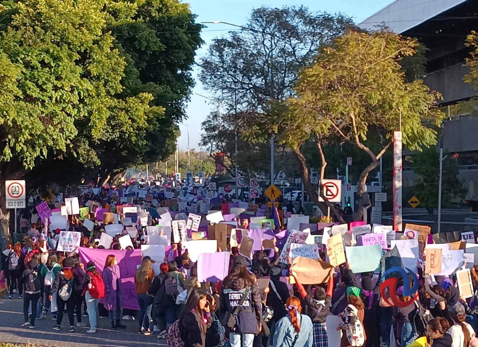 Entre cánticos y destrozos, marchan miles por el Día de la Mujer en Tijuana