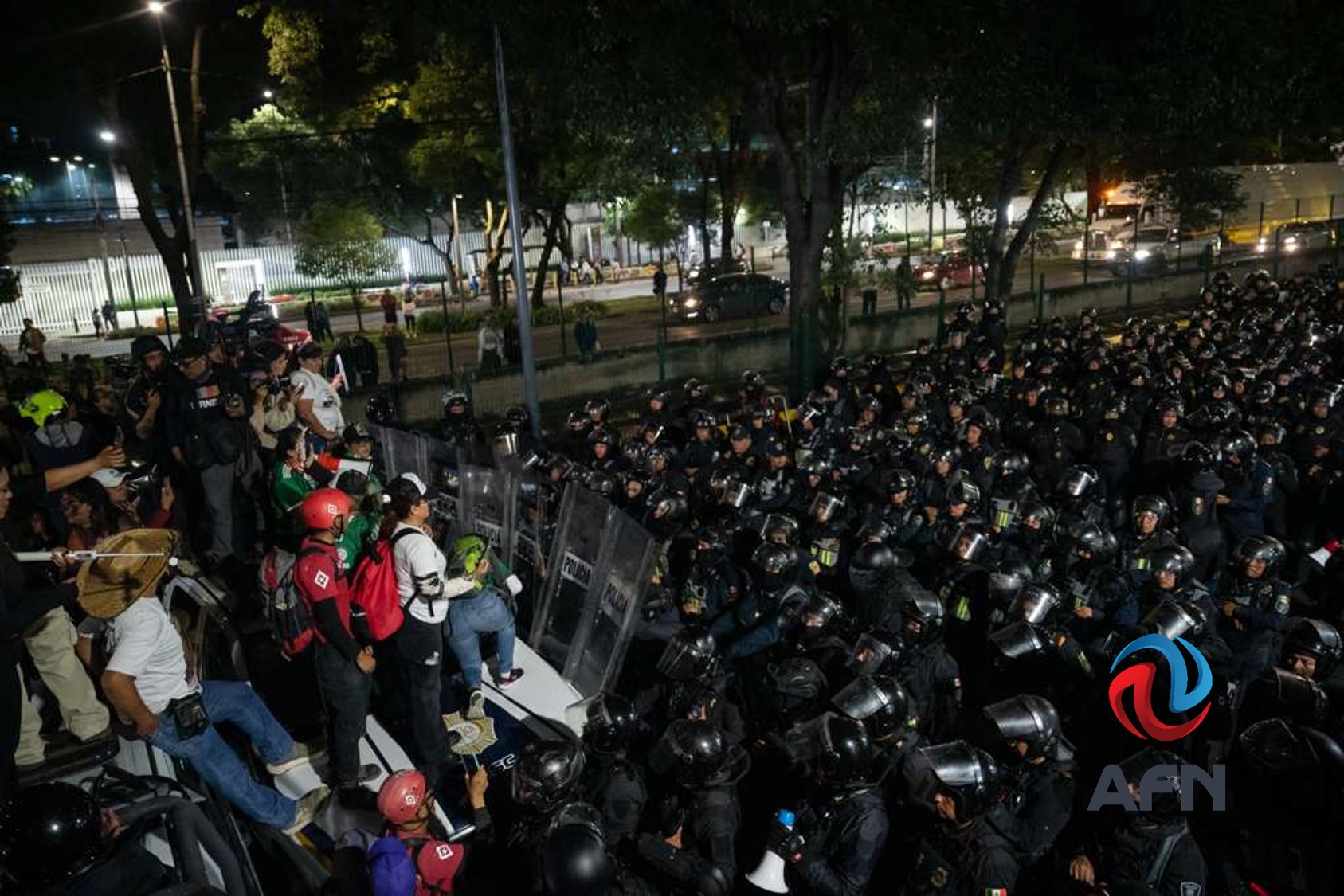 Madres buscadoras marchan en protesta en la CDMX a unas horas del inicio del Mundial