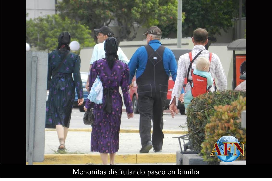 Menonitas disfrutando paseo en familia
