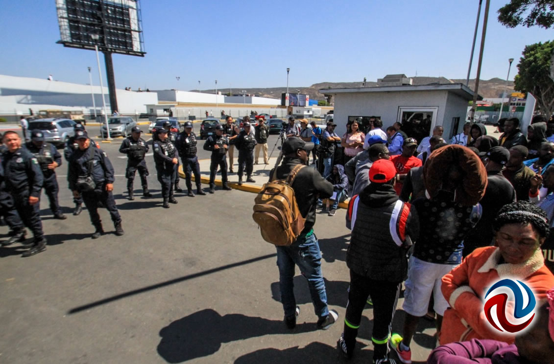 Protestan migrantes en la garita El Chaparral