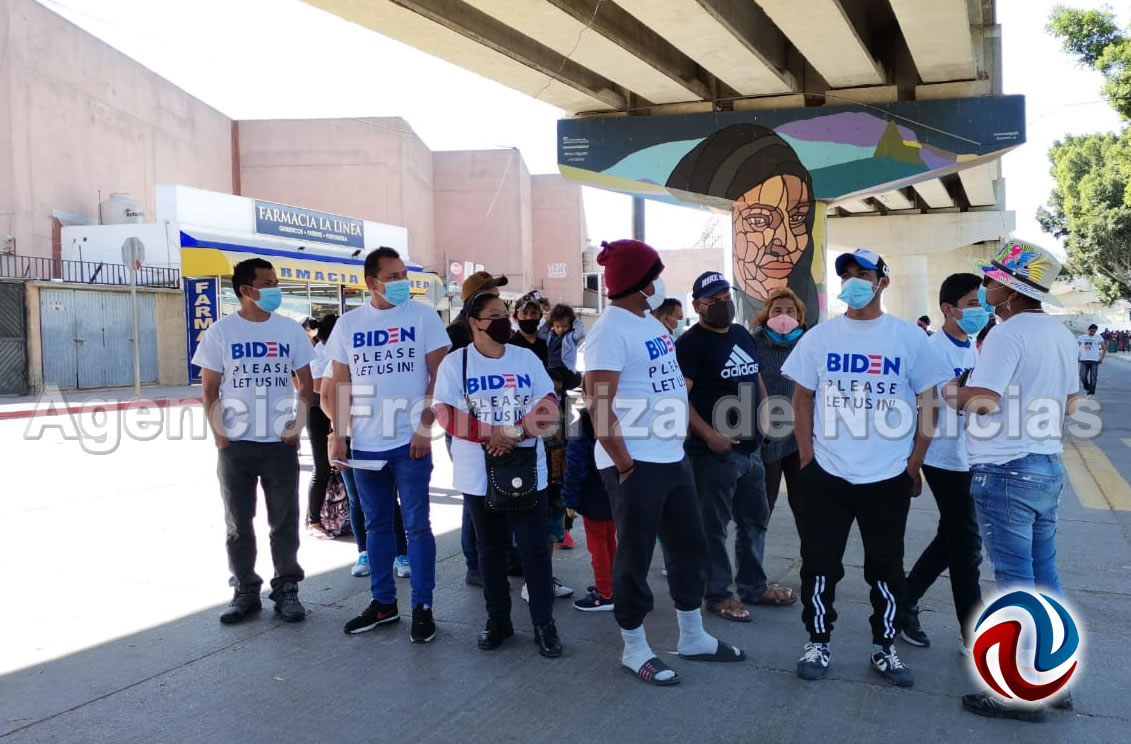Marchan migrantes con rumbo a la Garita de San Ysidro